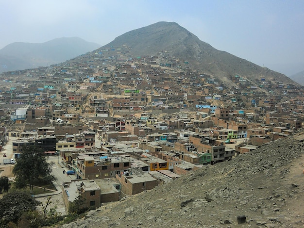 A cidade de Collique na encosta de uma montanha, ao norte de Lima, capital do Peru.