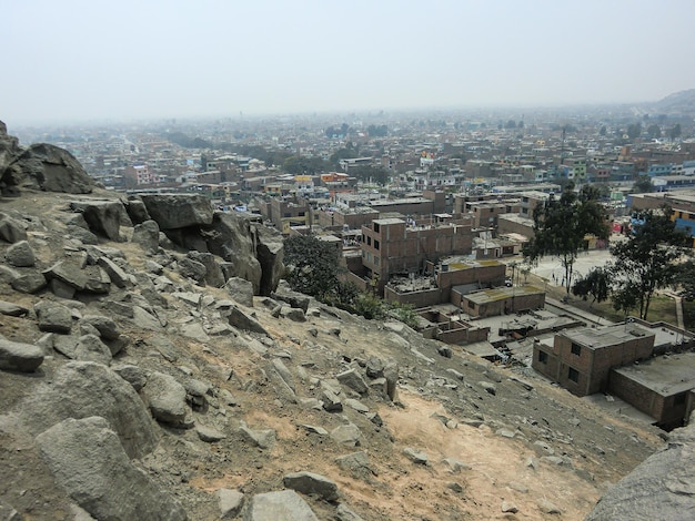 A cidade de Collique na encosta de uma montanha, ao norte de Lima, capital do Peru.