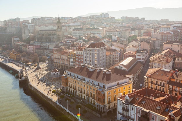 A cidade de Portugalete, na Espanha, vista da ponte suspensa