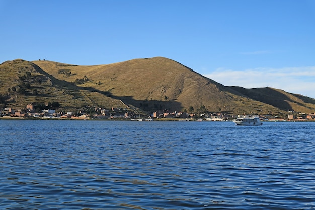 A cidade de Puno Vista do barco de cruzeiro do Lago Titicaca