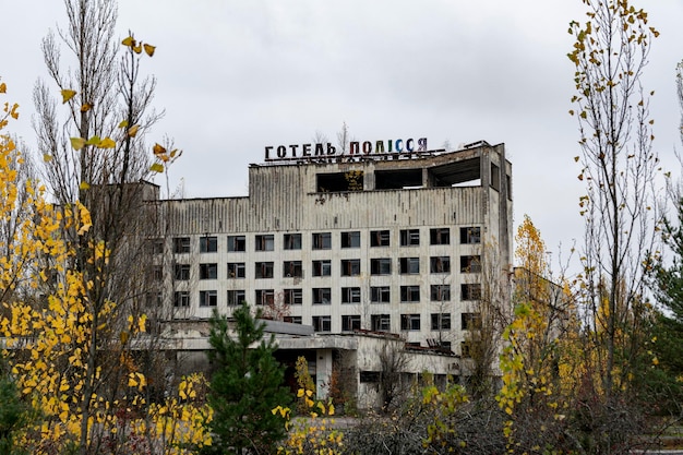 A cidade fantasma de Pripyat na zona de radiação de Chernobyl 30km Antigos edifícios e símbolos abandonados