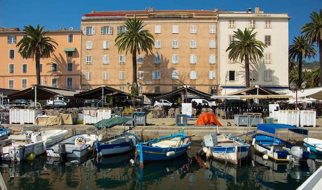 A cidade França de Ajaccio do porto de pesca