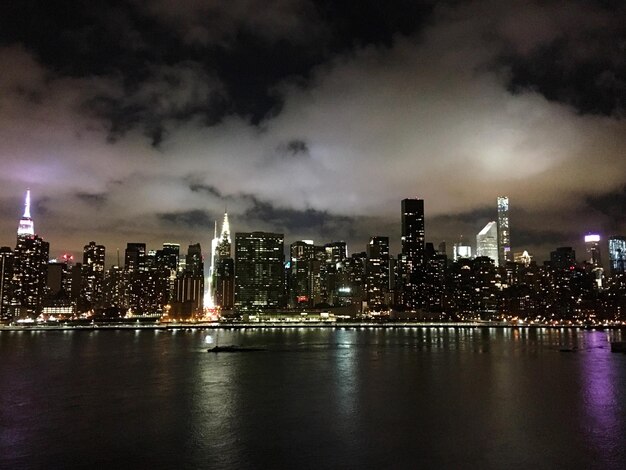 A cidade iluminada à noite