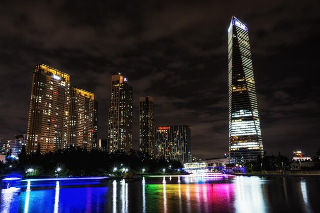 Foto a cidade iluminada à noite