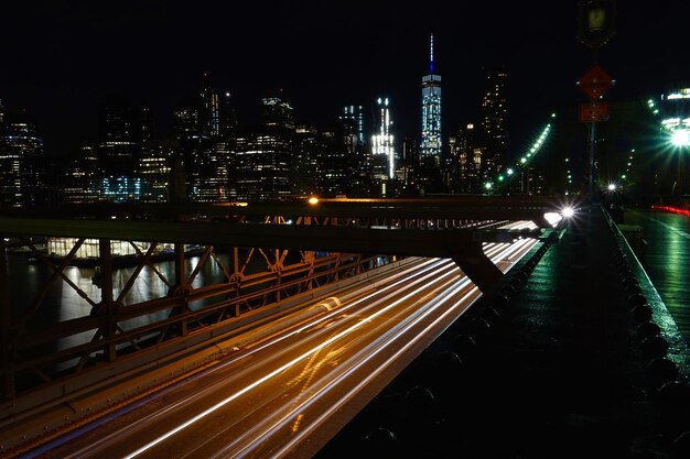 Foto a cidade iluminada à noite