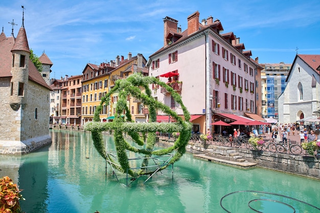 A cidade medieval de Annecy julho de 2019 França Annecy França 17 de julho de 2019 Casas e vida nas ruas na famosa parte medieval da cidade de Annecy Departamento de Alta Saboia França