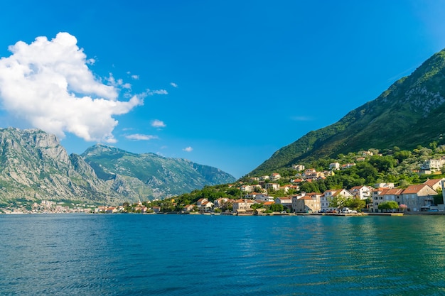 A cidade medieval de Prcanj na baía de Boko-kotorska.