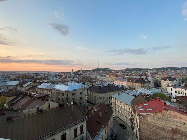 A cidade moderna de lviv, no oeste da ucrânia, com arquitetura europeia antiga