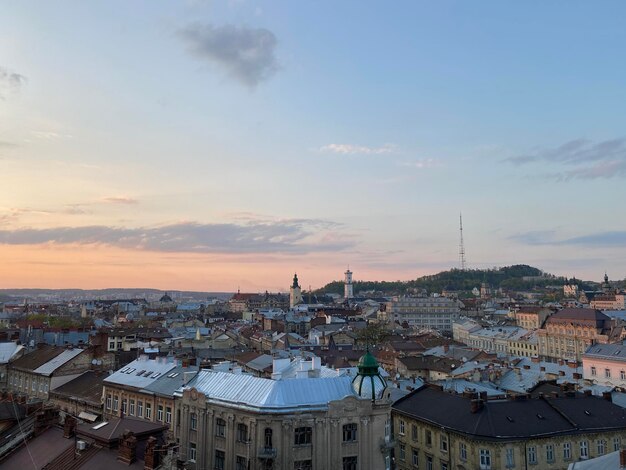 A cidade moderna de lviv, no oeste da ucrânia, com arquitetura europeia antiga