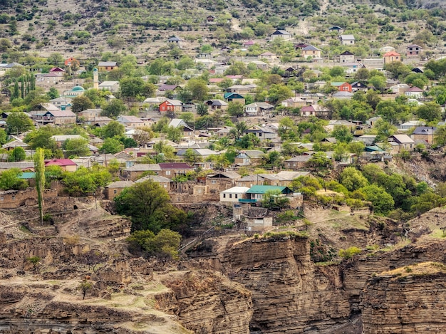 Foto a cidade na rocha. aldeia de montanha autêntica do daguestão de salta. rússia. vista aérea.