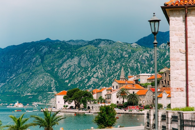 A cidade velha de perast na costa da baía de kotor