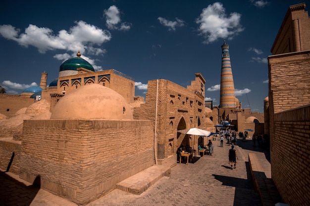 A cidadela Khiva no calor fica avermelhada