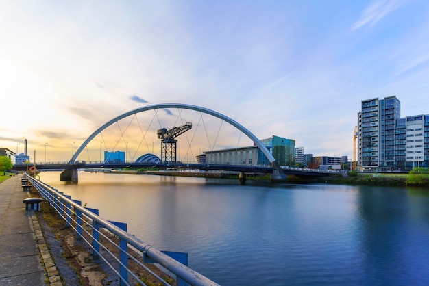 A Clyde Arc Bridge ou Squinty Bridge cruzando o rio Clyde no crepúsculo em Glasgow, Escócia, Reino Unido