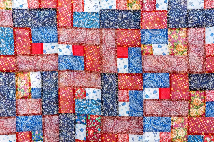 A colcha de patchwork é feita de pedaços de tecido multicoloridos. Produto feito à mão