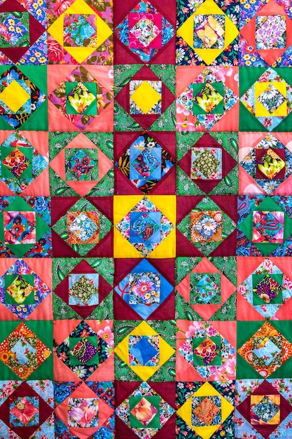 A colcha estilo patchwork é feita com pedaços de tecido multicoloridos. Produto artesanal