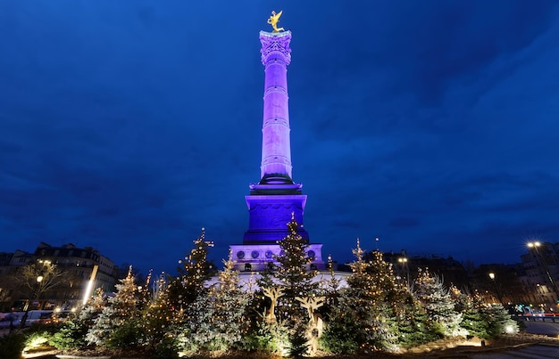 A Coluna de Julho na Praça da Bastilha decorada para o Natal de 2021 à noite Paris França