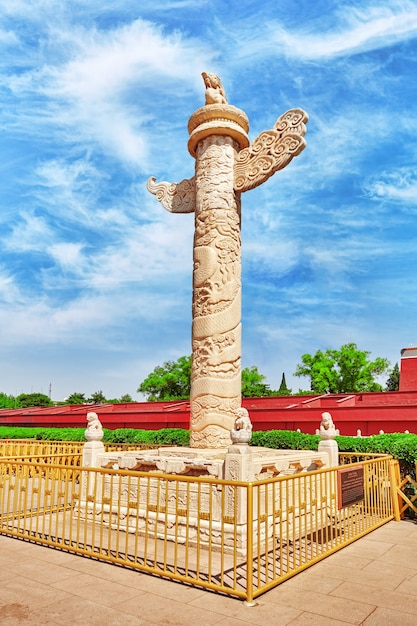 A coluna de pedra-monumento (huabiao) com a representação de dragões e fênix decora os arredores do portão da Praça da Paz Celestial. Pequim, China