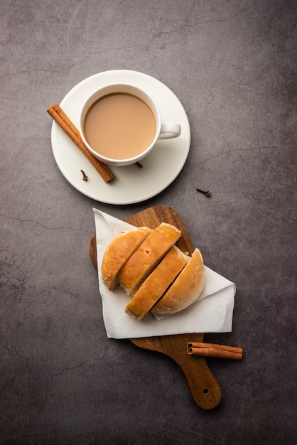 A combinação Bun-maska Chá ou pão Maska chai apresenta um pão levemente adocicado cravejado de passas que é cortado ao meio e carregado com manteiga saudável, comida de Mumbai