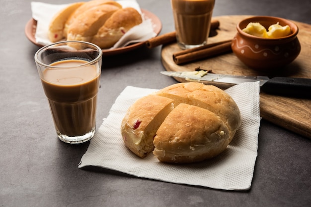 A combinação Bun-maska Chá ou pão Maska chai apresenta um pão levemente adocicado cravejado de passas que é cortado ao meio e carregado com manteiga saudável, comida de Mumbai