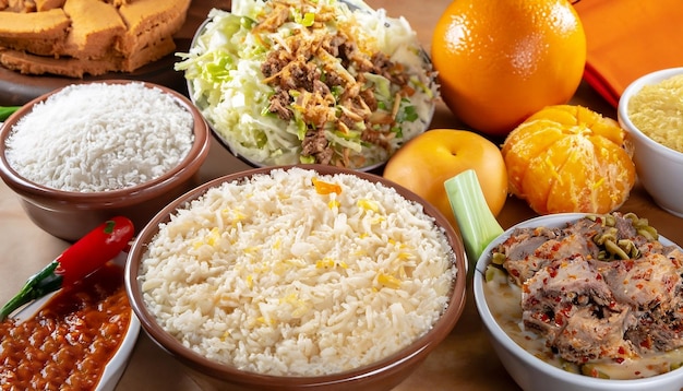 A comida brasileira servida com farofa de arroz laranja e pimenta é típica e tradicional