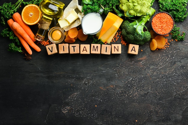 A comida é rica em vitamina A cenoura laranjas brócolis frutas secas nozes e salsa Vista superior Espaço livre para o seu texto