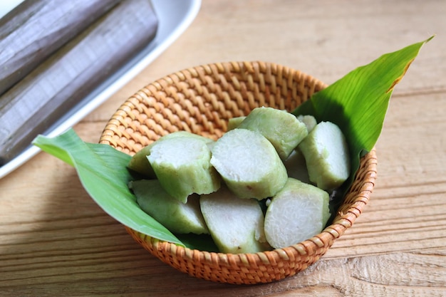 A comida tradicional da indonésia lontong nasi é um invólucro de arroz feito de folhas de coco jovens