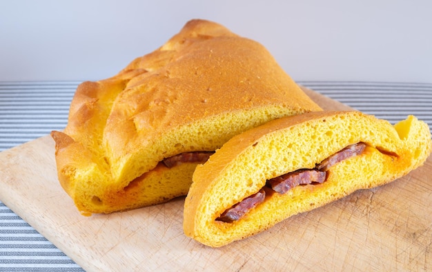 A comida tradicional da Páscoa na Espanha chama hornazo, um pão recheado com chouriço de porco e ovos cozidos