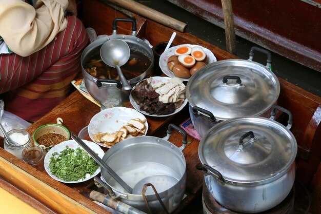 A comida tradicional tailandesa parece deliciosa.