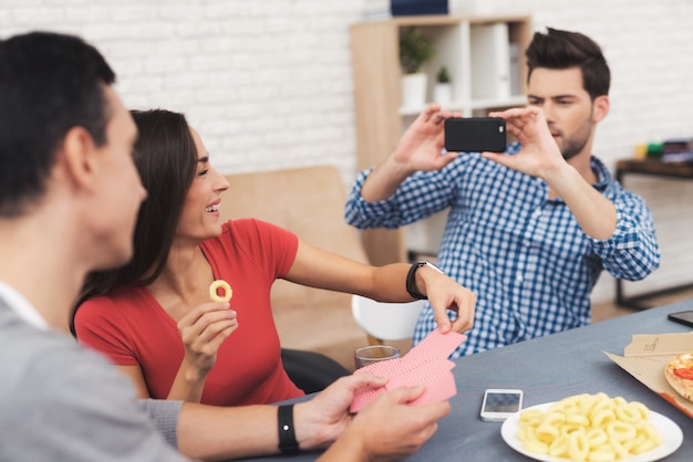 A companhia de jovens joga cartas