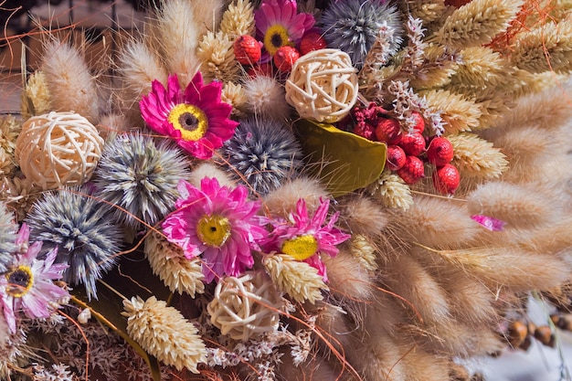 A composição de galhos e flores fofas