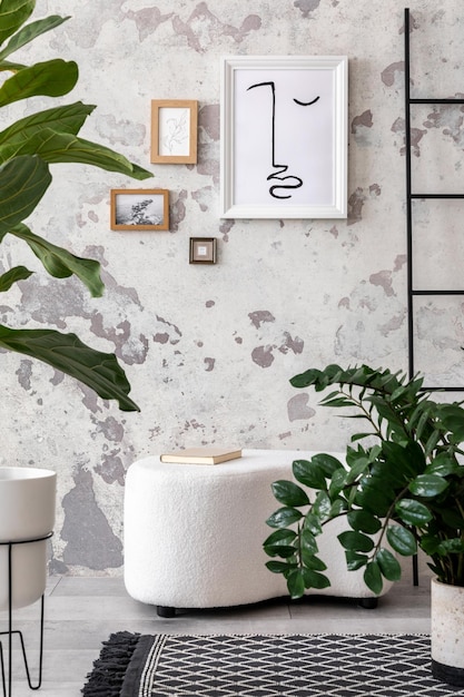 A composição elegante do interior da sala de estar com plantas de pufe branco simuladas e acessórios pessoais cartaz de simulação decoração para casa modelo