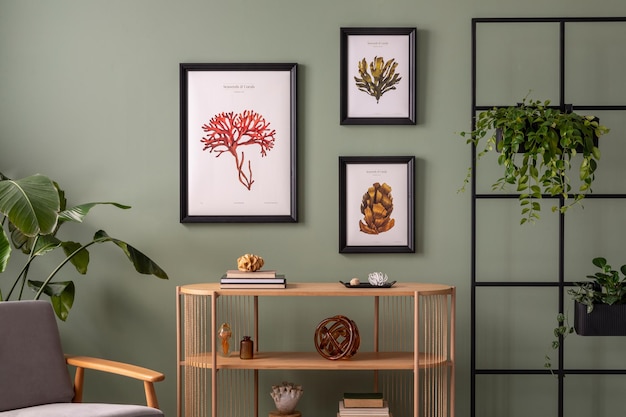 A composição elegante no interior da sala de estar com console de madeira e acessórios pessoais elegantes cartaz simulado parede verde plantas em apartamento aconchegante decoração para casa modelo
