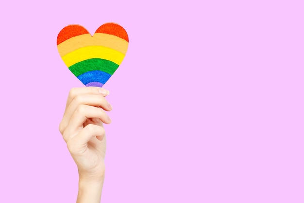 A comunidade LGBT. Cores do arco-íris em forma de coração em um fundo roxo