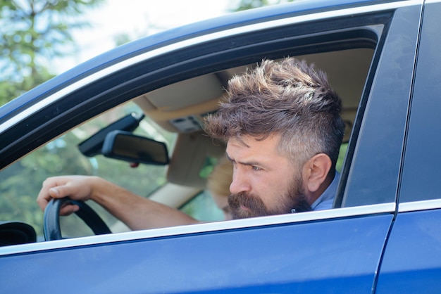 A condução ecológica é um estilo de condução ecológico Homem barbudo viaja de transporte de automóvel Hipster desfrutando de viagem Viagens ecológicas e sustentáveis Viajando de transporte rodoviário Usando energia verde