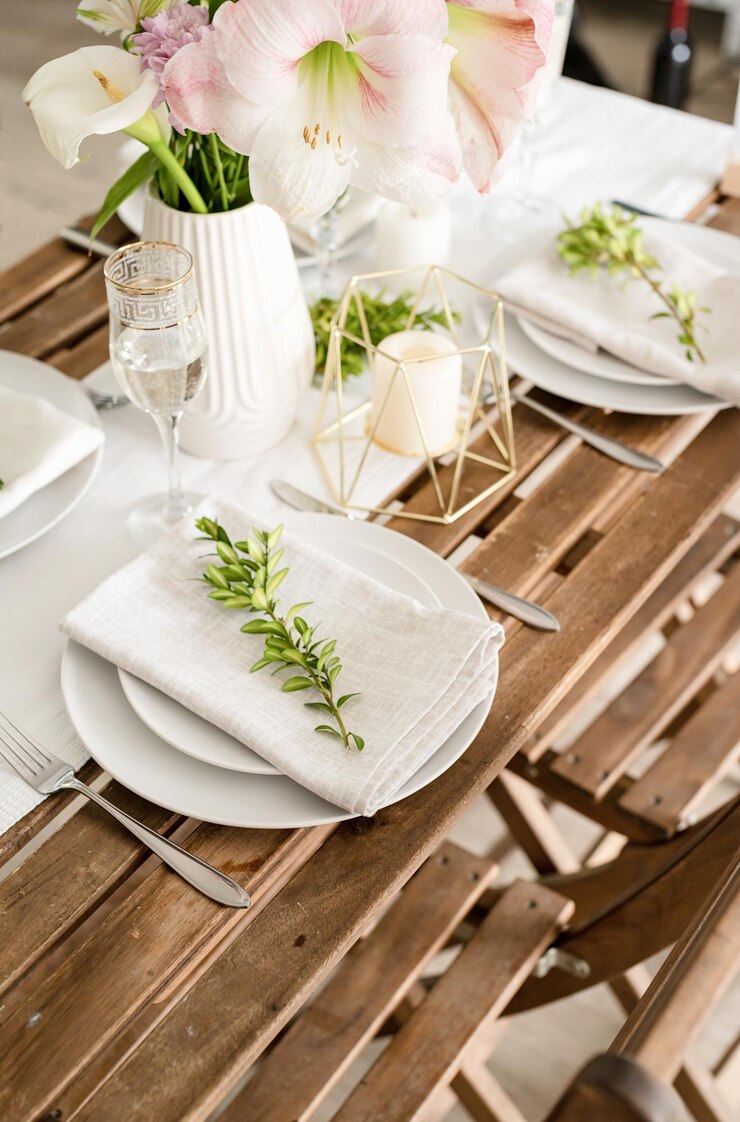 Foto a configuração da mesa de casamento e decoração na mesa de madeira em estilo rústico