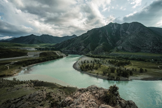 A confluência dos rios chuya e katun nas montanhas altai