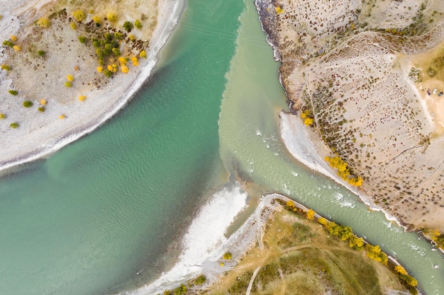 A confluência dos rios Chuya e Katun no outono. Vista aérea de cima para baixo. As montanhas de Altai, Rússia.