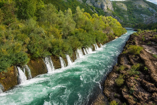 A confluência dos rios Neretva e Buna tem um desfiladeiro notável junto com cachoeiras de tufa Mostar Bósnia e Herzegovina