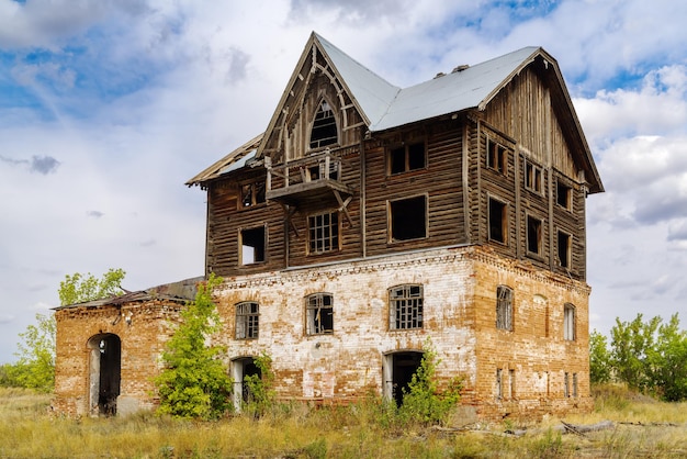 A construção de um antigo moinho abandonado no campo