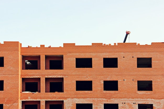 A construção de um novo multi-andares casas de tijolo vermelho.