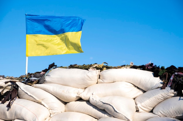 A cor amarela azul da bandeira ucraniana vibra no céu azul nas barricadas Ucrânia Rússia Guerra 2022 Democracia da liberdade e símbolo da independência