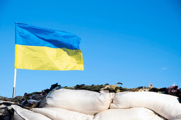 A cor amarela azul da bandeira ucraniana vibra no céu azul nas barricadas Ucrânia Rússia Guerra 2022 Democracia da liberdade e símbolo da independência
