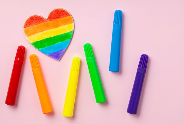 A cor do arco-íris listra o símbolo do orgulho alegre de LGBT. Espaço da cópia