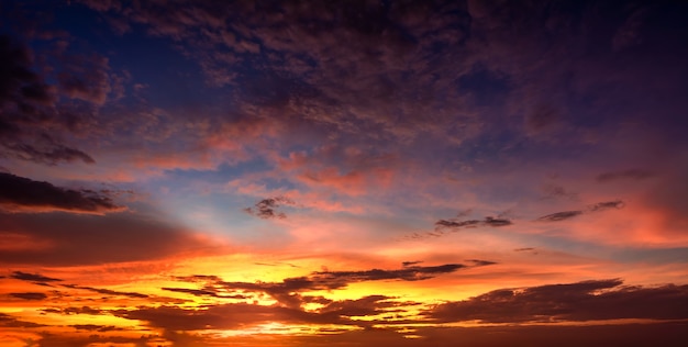 A cor e a beleza do céu ao pôr do sol.