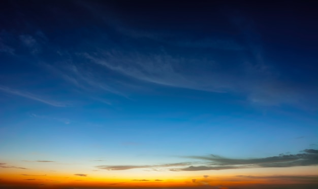 A cor e a beleza do céu ao pôr do sol.