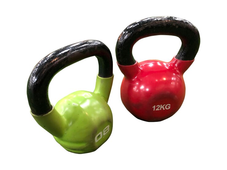 Foto a cor verde e vermelha do kettlebell de metal para esportes em um fundo branco isolado inclui caminho de recorte