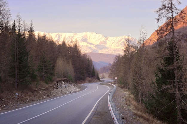 a cordilheira de northchui nas montanhas altai serpenteando na rodovia chui