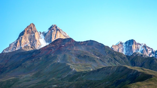 A cordilheira do Cáucaso na paisagem da montanha Georgia Ushba