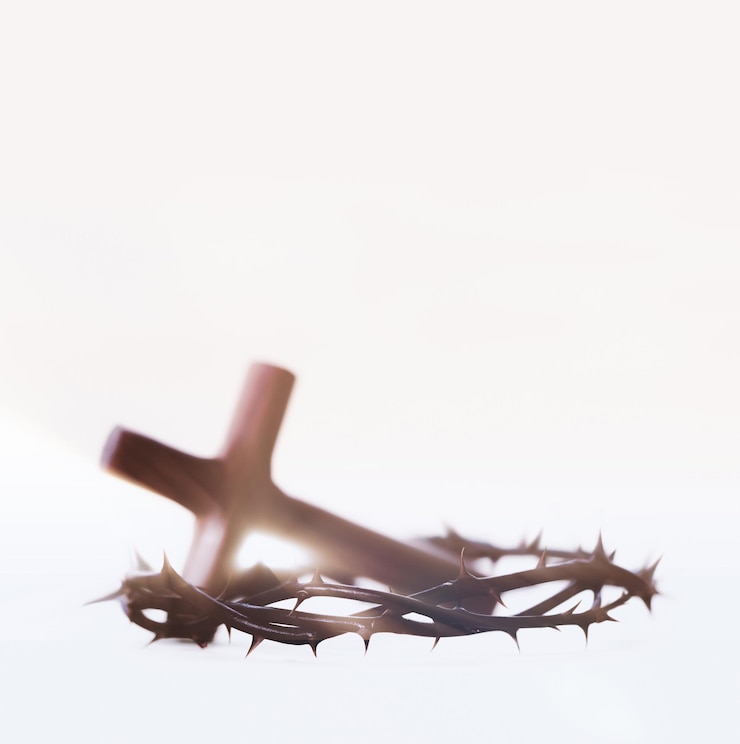 Foto a coroa de espinhos simbolizando o sacrifício e o sofrimento de jesus cristo a cruz de resurrecti