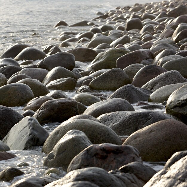 A costa, com rochedos de pedra